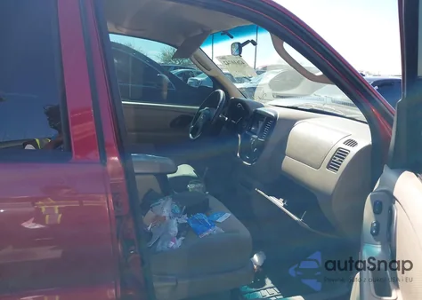 2003 Ford Escape Xls z USA, uszkodzony, nr VIN 1FMYU02193KB33177